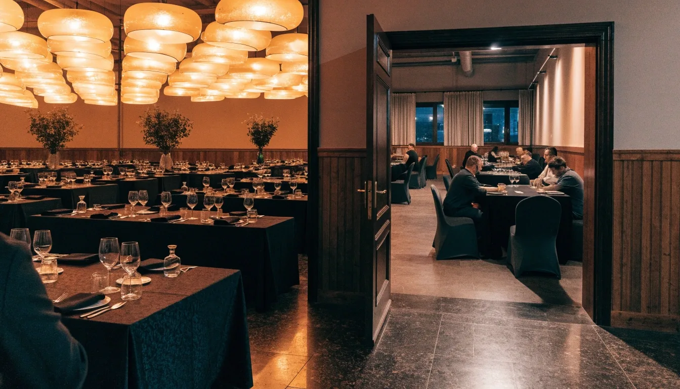 Dwie strefy Château Rives sfotografowane obok siebie: sala główna i wydzielona sala pokerowa
